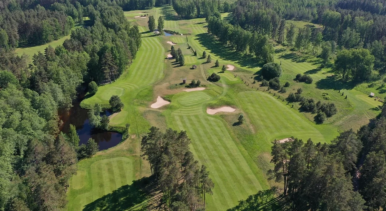 A beautiful 9-hole 2565 m long golf course in the middle of a Nordic pine forest.